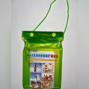 💙 NWT Green Waterproof Bag Unisex